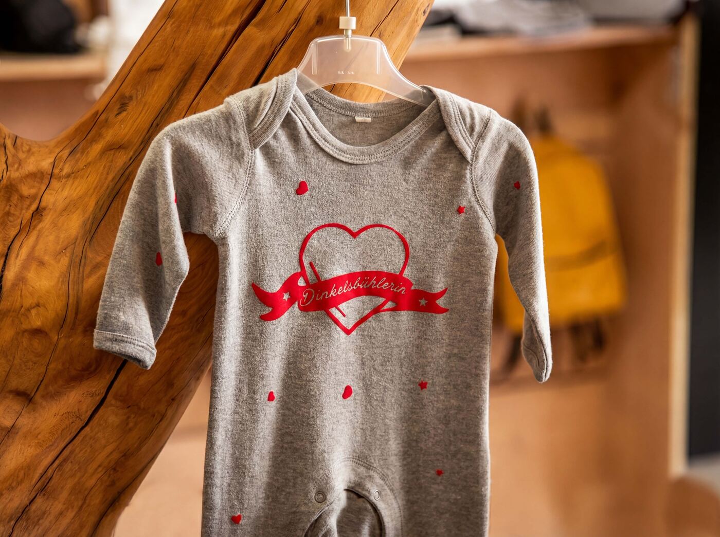 Grauer Babybody mit rotem Dinkelsbühlerin-Herzdesign – personalisiertes Geschenk für Babys aus Dinkelsbühl